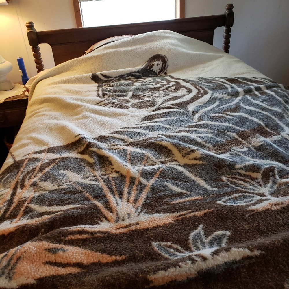 queen size acrylic reversible blanket tiger design 100" x 80"